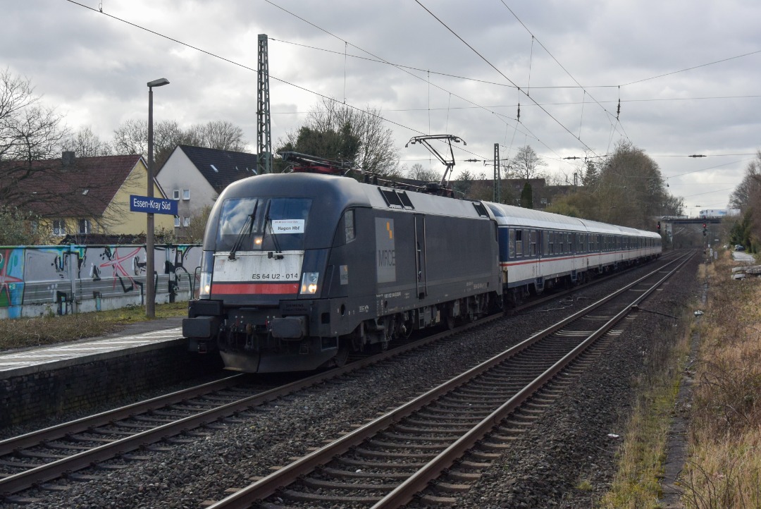 NL Rail on Train Siding: TRI 182 514 komt met een stam n wagens aan op station Essen-Kray Süd als RB 40 naar Hagen Hbf.