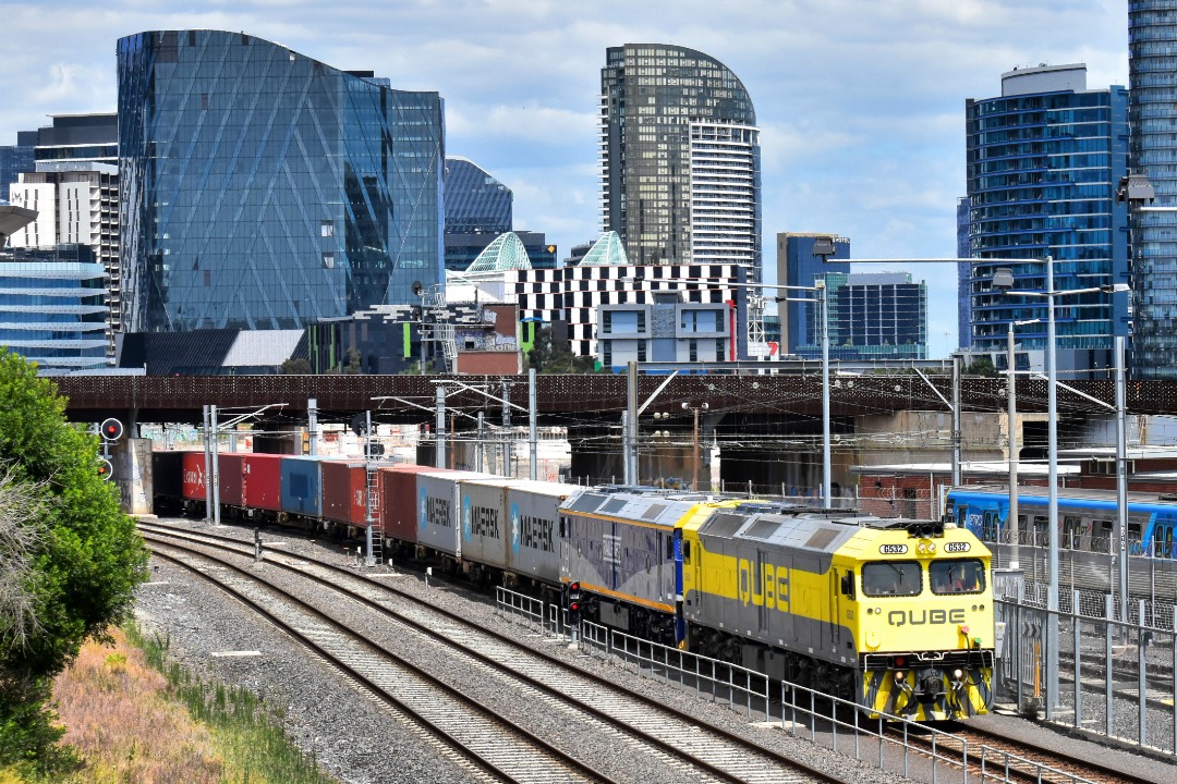 Shawn Stutsel on Train Siding: QUBE's G532 and RailFirst's G515 trundles through North Melbourne, Melbourne with 9476, Container Service heading for
the Docks...