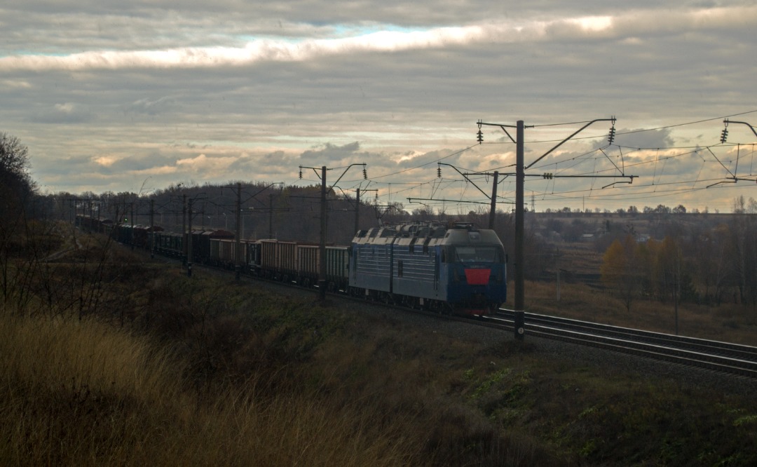 Yurko Slyusar on Train Siding: Electric locomotive ChS4-064 with a freight train the Tahancha - Myronivka stretch. Kyiv region of Ukraine. 4.11.2016