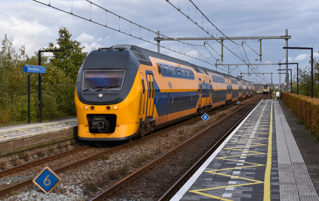 NL Rail on Train Siding: NS VIRMm 8638 komt door station Nieuw Vennep gereden als IC trein naar Den Haag HS en Dordrecht.