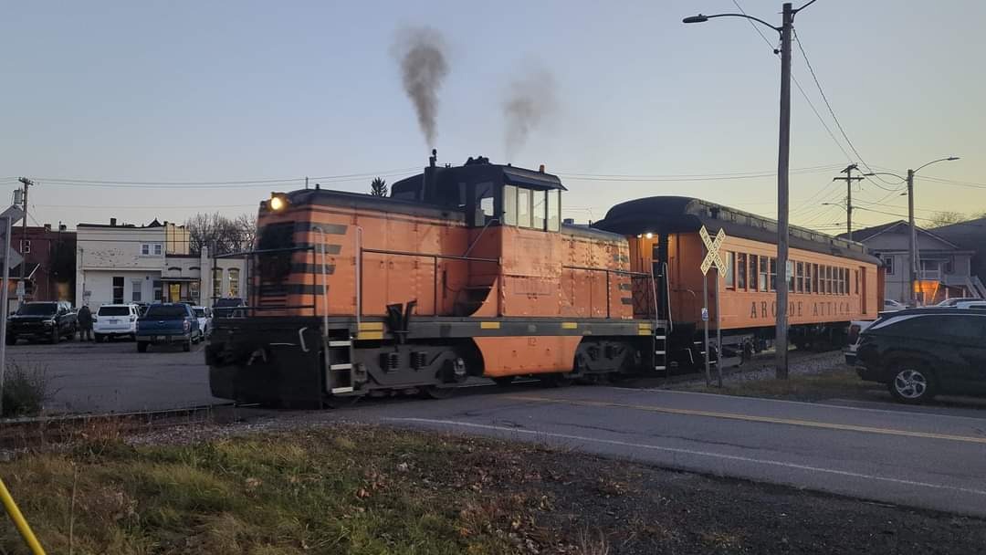 CaptnRetro on Train Siding: Arcade & Attica's 65 ton Centercab, pulling out of Arcade with a Christmas Excursion. Not much in the way of early snow
this year. Nov 18,...
