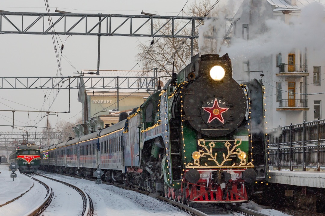 CHS200-011 on Train Siding: Steam locomotive P36-0147 with the Santa Claus Train arrived at Vyborg station, in the distance one can see the Retro-Electric Train
ER2K-980