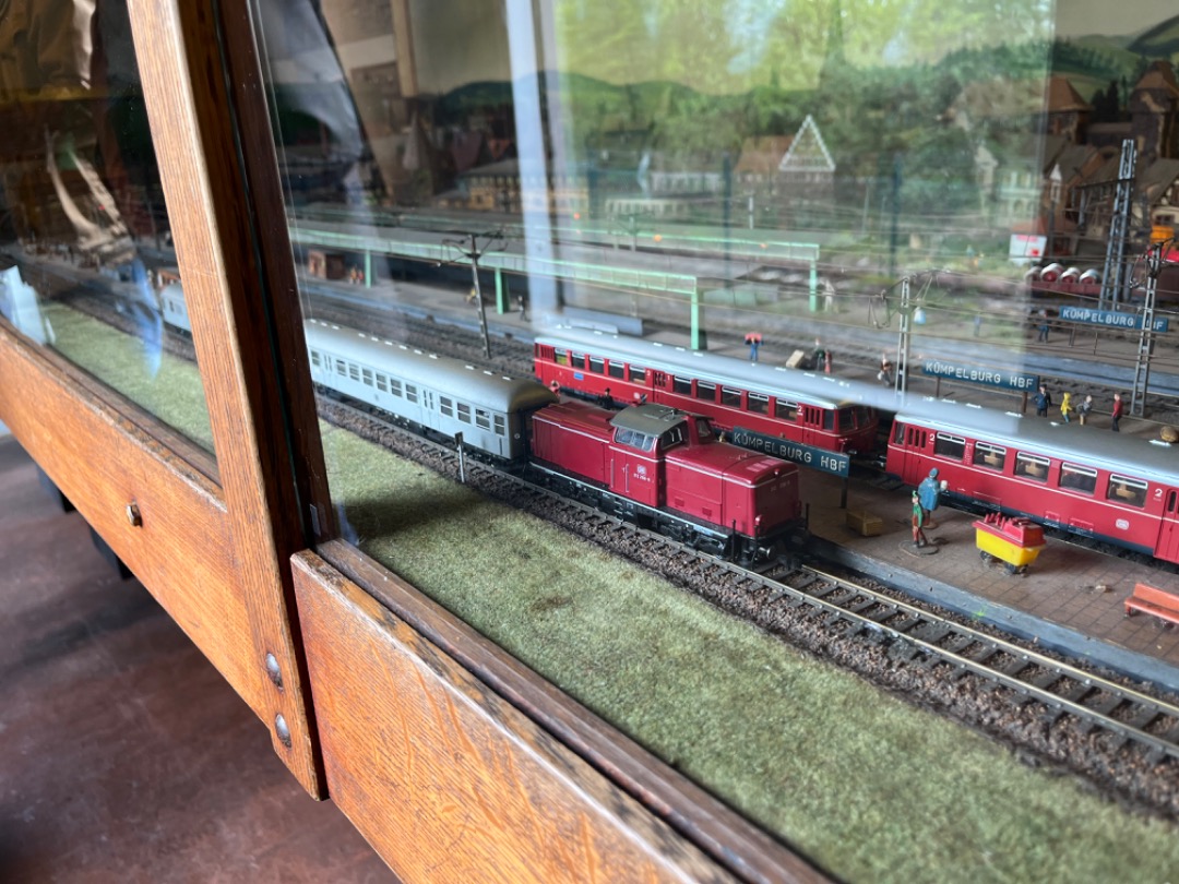 Joran on Train Siding: Wat modelspoortreinen genomen in wat was vroeger een passagiersrijtuig in het Eisenbahnmuseum Bochum. Deel 2.