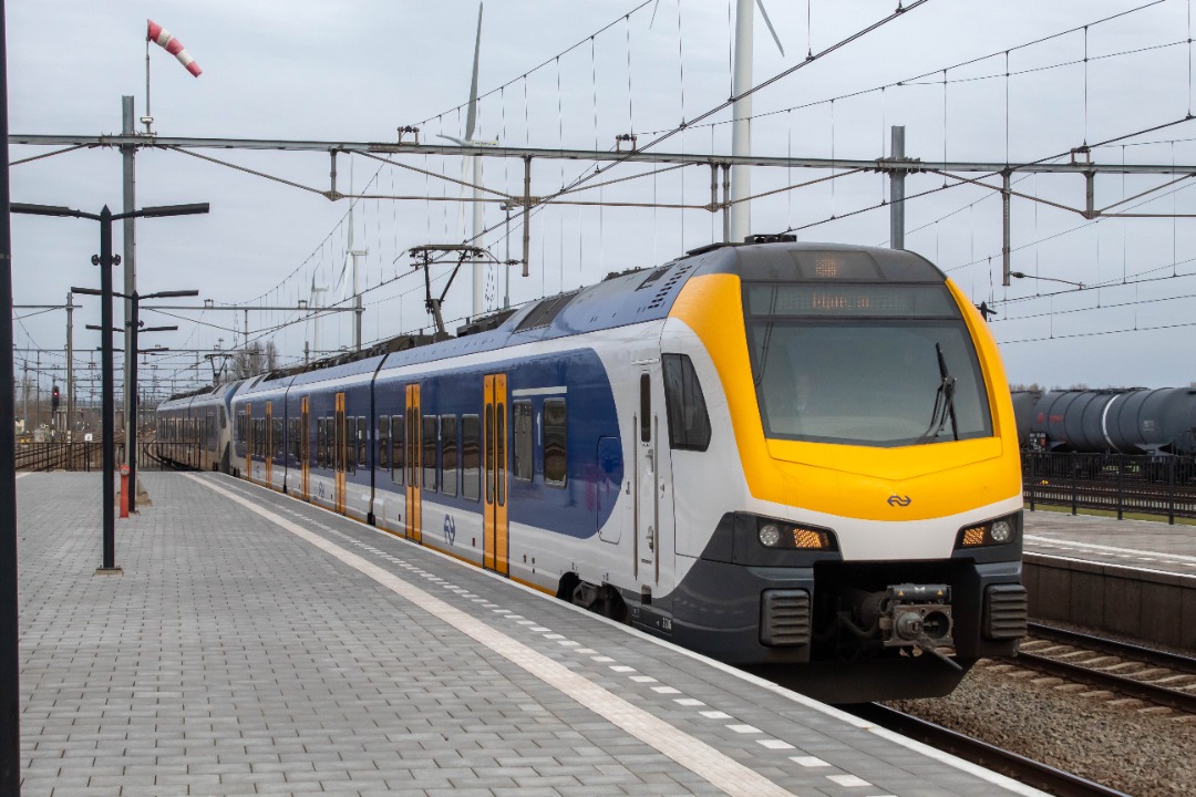 Mike on Train Siding: NS 2206 met nieuwe gele voorzeide rijdt trein 6632 richting Nijmegen. Hier vastgelegt op Lage Zwaluwe