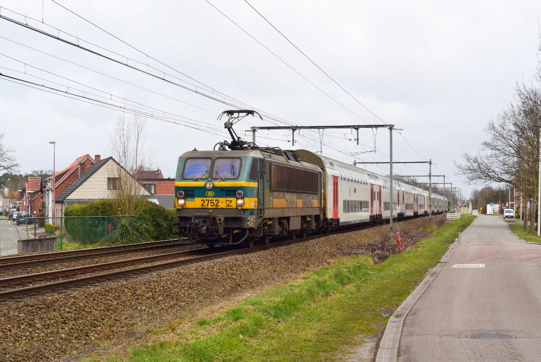 NL Rail on Train Siding: NMBS HLE 2752 komt met twee M6 stammen bijna aan op station Kalmthout als IC trein uit Essen naar Charleroi-Zuid.