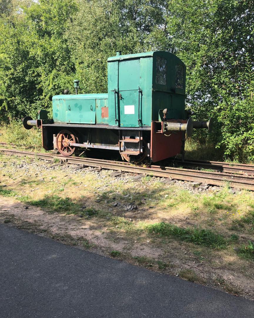 roeland_bouricius on Train Siding: Ooit een spoorweg, nu fiets/voetpad. Signalen dat hier vroeger treinen reden zijn er nog.