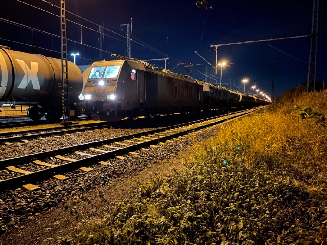 Arnout Uittenbroek on Train Siding: Goederentreinen in Bad Bentheim. Lineas en Lotos rijden met lease TRAXXen van Railpool hun treinen richting het oosten.