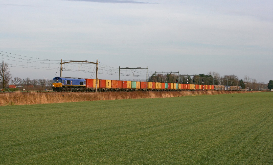 Henry Hauschild on Train Siding: Class 66 coating through hulten (gz-tbr) with the neus shuttle and the Ravenstein staal trein.