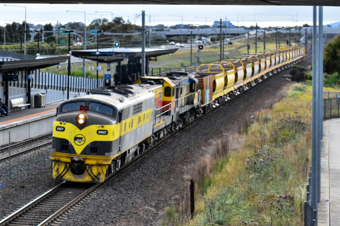 Shawn Stutsel on Train Siding: SSR's GM27, 4911, and 4532 thunders through Williams Landing, Melbourne with 7M22v, Empty Ballast Service, bound for
N.S.W...