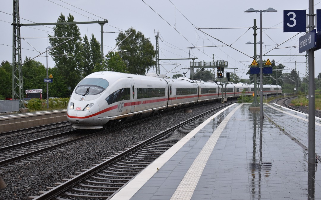 NL Rail on Train Siding: DB ICE stel 4604 komt door een regenachtig Eschweiler Hbf gereden als ICE naar Aachen Hbf en Brussel-Zuid.