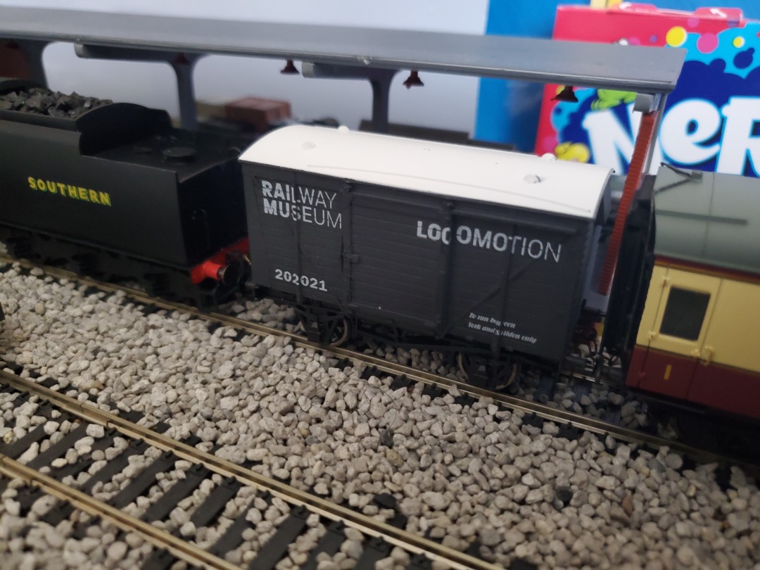 M. on Train Siding: And another lovely picture of that exclusive van in action. Shouldn't be a difficult guess as to which engine is hauling it this
time...