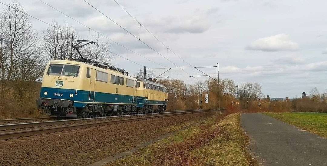 114 007 on Train Siding: Am 28. März fuhr Train4Train 111 025-3 U. 218 003-2 nachdem sie 3 wagen nach Gerstungen gebracht haben, fuhren die Loks wieder
zurück nach...