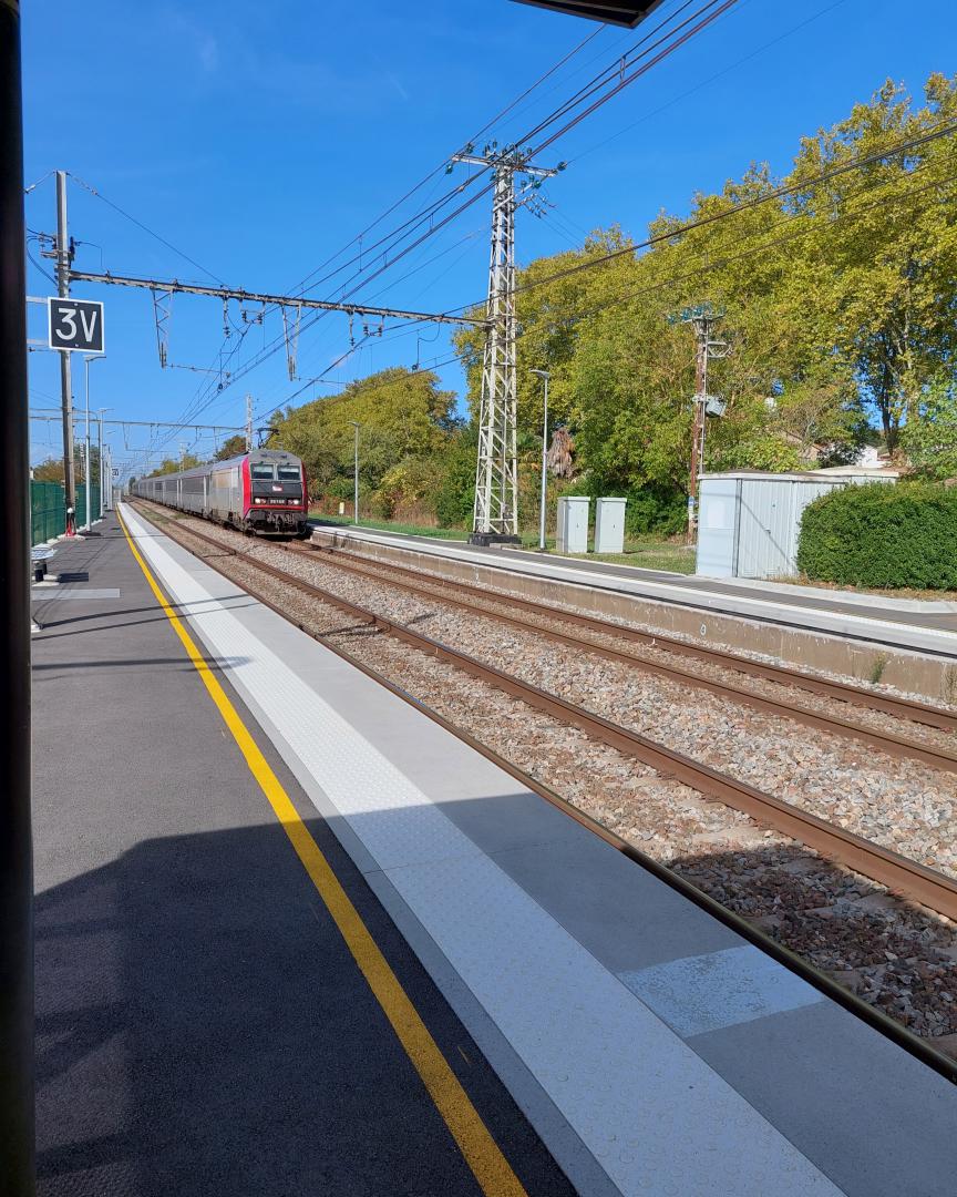PixelBot_spotting on Train Siding: Voiture de service Corail (Carmillon) + Voiture Corail Intercités non rénovée. N'est-ce pas
magnifique ?