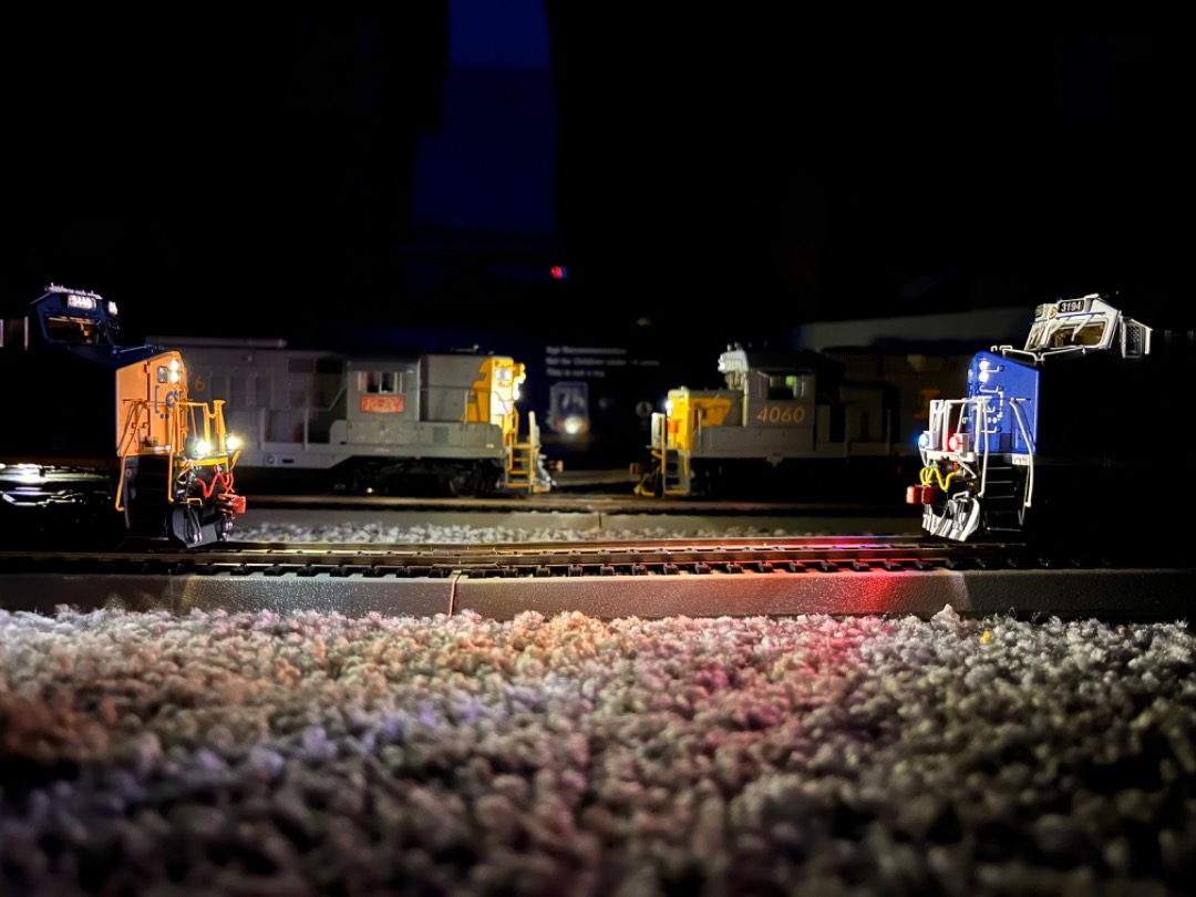 train_fan295 on Train Siding: A little photo shoot I had with ScaleTrains CSX 3440, 3194. And Athearn Genesis L&N 516, 4070.
