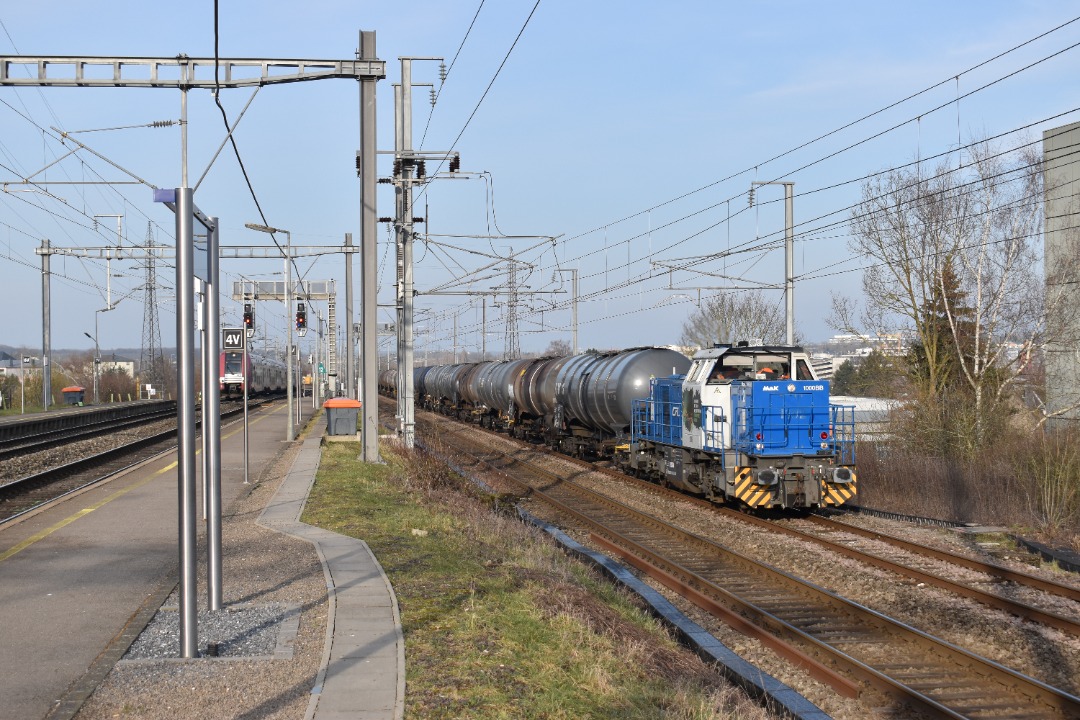 Mattias Zijlstra on Train Siding: CFL Cargo 1102 komt met een keteltrein door Hollerich, onderweg van Aarlen naar Luxembourg-Triage.