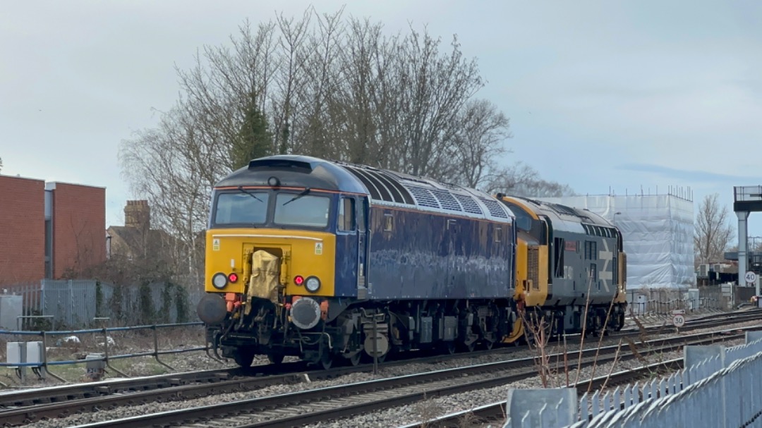 pigandbob on Train Siding: 37401 and 57305 passing Oxford heading to Crewe Gresty Bridge (DRS) working 0Z58 Reading Traincare Depot - Crewe Gresty Bridge (DRS)