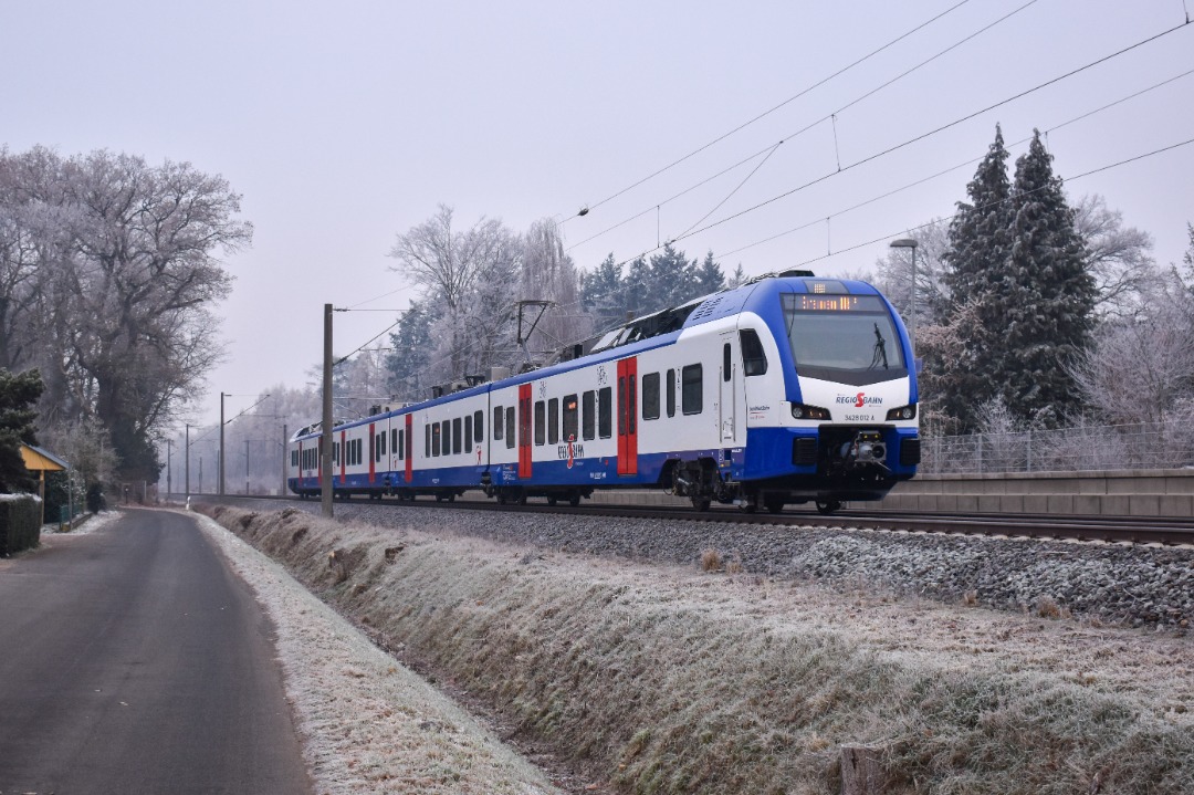 NL Rail on Train Siding: Nordwestbahn Flirt 3428 012 komt aan op station Schierbrok als RS 4 uit Nordenham naar Bremen Hbf.
