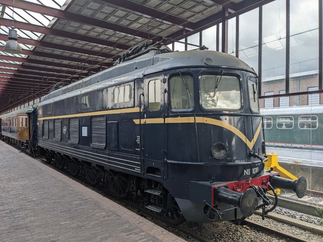 Erik Hendrix on Train Siding: NS 1000 series. Electric locomotive produced by Swiss Locomotive and Machine Works. The order was placed by NS in 1942 but the
war...
