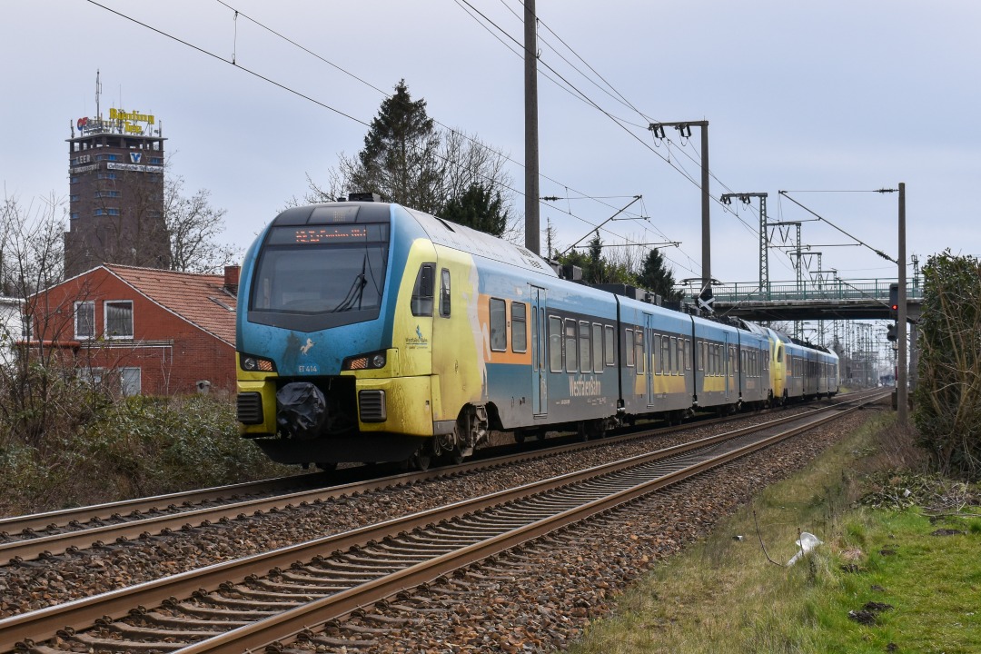 NL Rail on Train Siding: Westfalenbahn Flirts ET 414 en 401 komen langs de Bahndamm in Leer gereden als RE 15 uit Münster Hbf naar Emden Hbf.