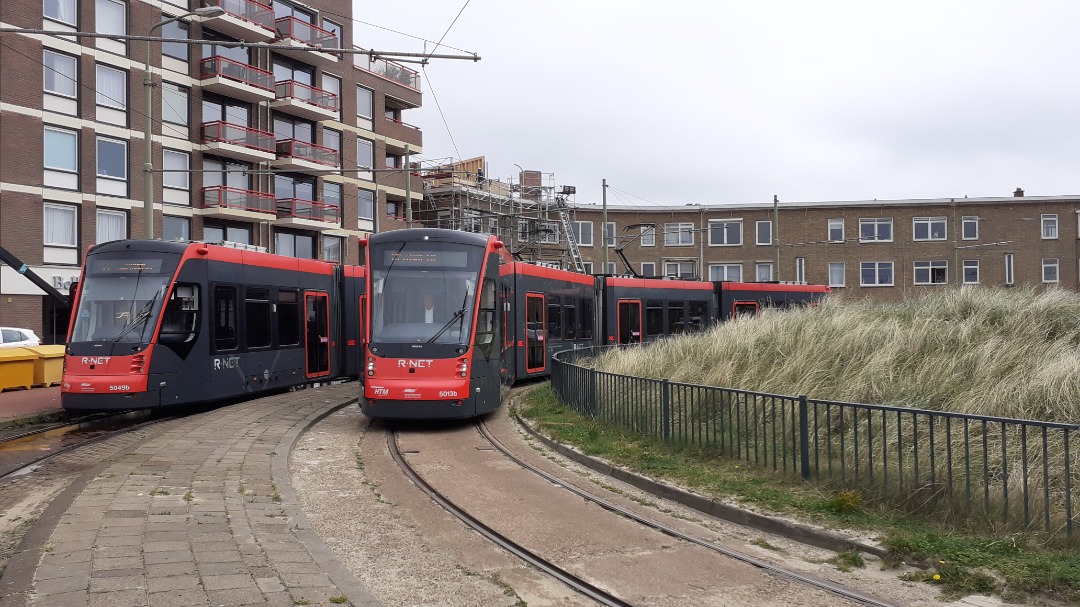 g.vandijk on Train Siding: Trams of the Hague: the single track turningloop of line 16. And the Siemens Avenio on line 11.