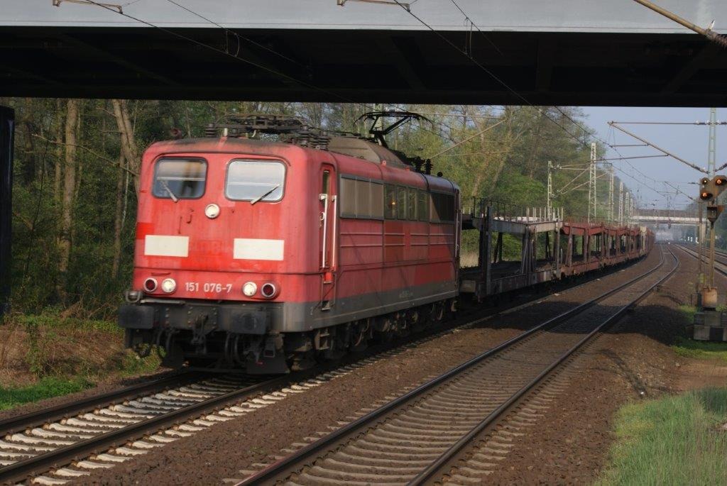 heingold1969 on Train Siding: Station Dedenssen Gümmer ziet e-loc 151 076-7 zonder DB logo aan zich voorbij gaan met lege autowagons