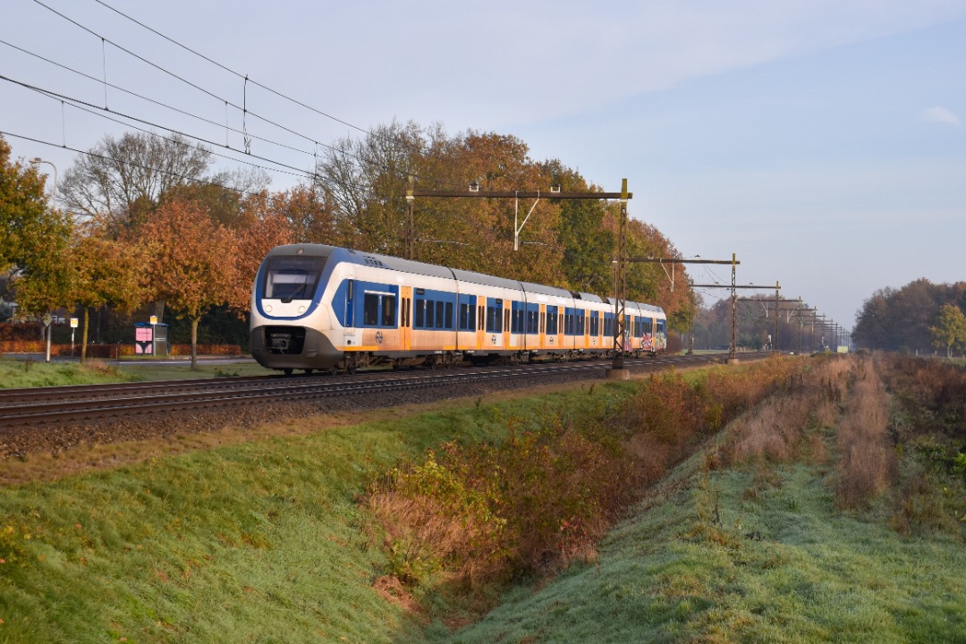 NL Rail on Train Siding: NS SLT 2615 komt als sprinter uit Groningen onderweg naar Zwolle langs het Drentse dorpje Hooghalen.