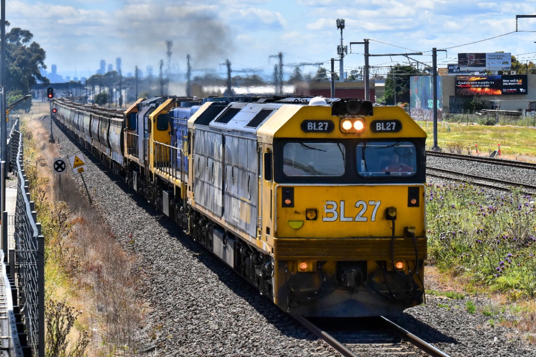 Shawn Stutsel on Train Siding: Pacific National's BL27, XR55? and X50 thunders through Williams Landing, Melbourne with ?CM?, Loaded Grain heading for
Geelong to...
