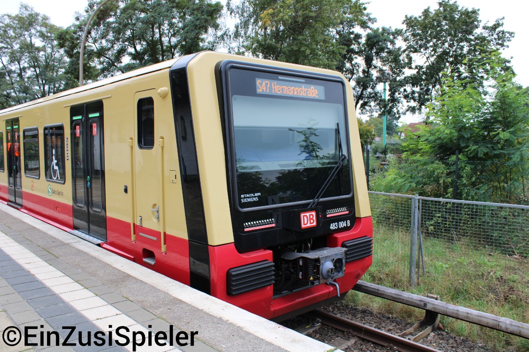 Emilian on Train Siding: Here you can see the newest train class from the S-Bahn Berlin. The Br 483 has 2 coaches an the 484 has 4 coaches.