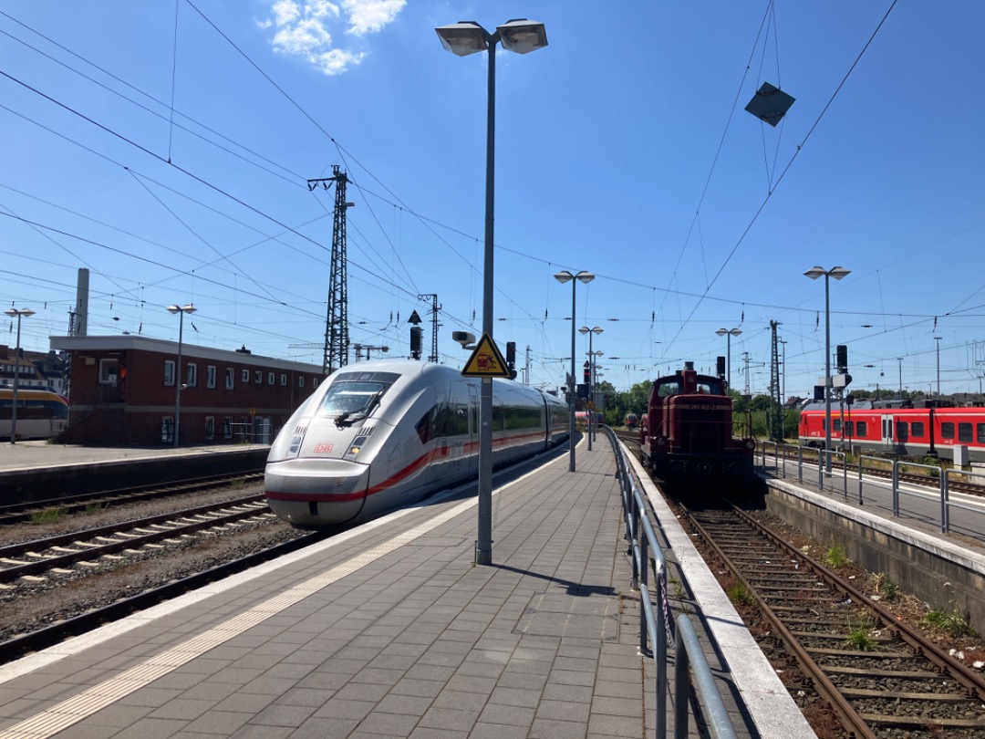 Roeland Kluit on Train Siding: A DB ICE 4 train in Münster, Germany. Together on a picture with a B260 diesel engine. I have to say that I need to get used
to the new...
