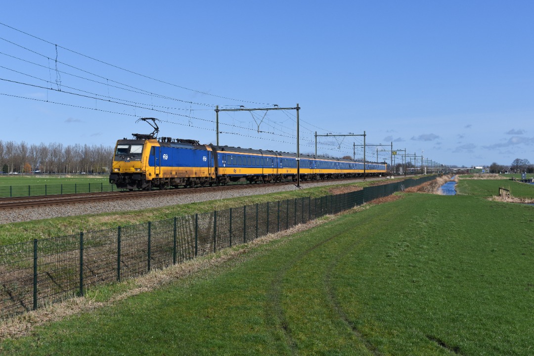 NL Rail on Train Siding: NSI Traxx 186 001 komt met omgeleide Beneluxtrein langs de Spoorweglaan in Moordrecht gereden als IC 9232 naar Antwerpen en
Brussel-Zuid. Deze...