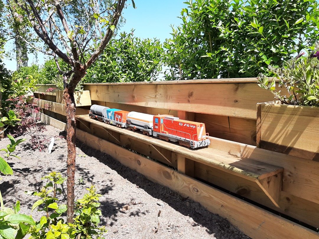 RRail on Train Siding: It was around April this year that I picked up this hobby. The original plan was to build a LGB track in the garden, but the high prices,
lack...