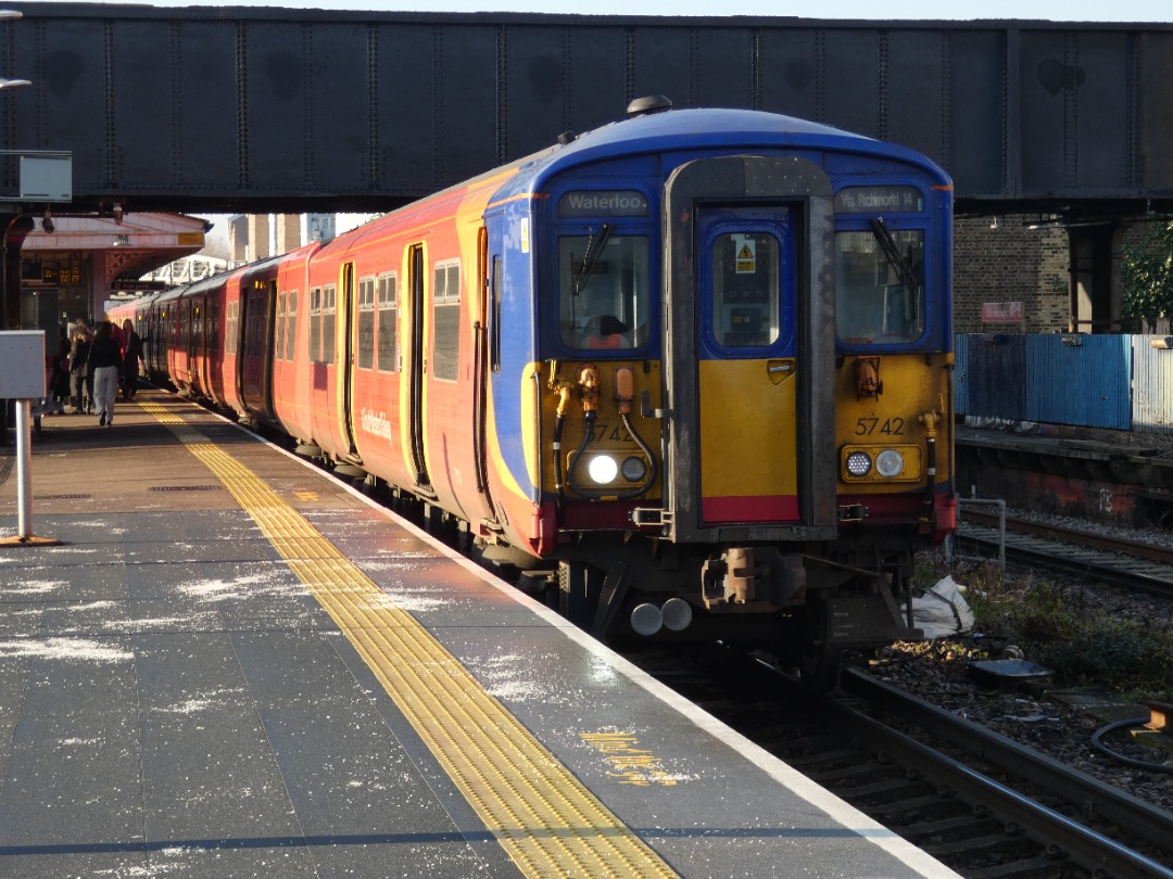 Jacobs Train Videos on Train Siding: #455742 is seen stood at Queenstown Road station working a South Western Railway service to London Waterloo