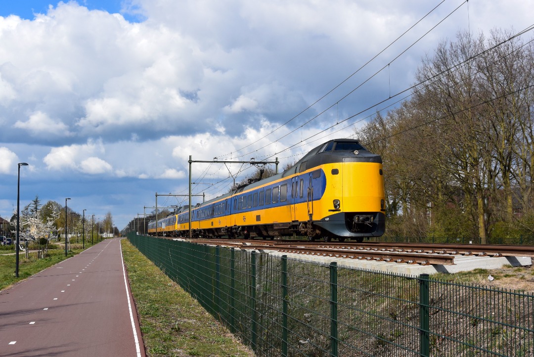 NL Rail on Train Siding: NS ICMm 4027 en 4221 komen bijna aan in station Ede-Wageningen onderweg als Intercity naar Nijmegen.