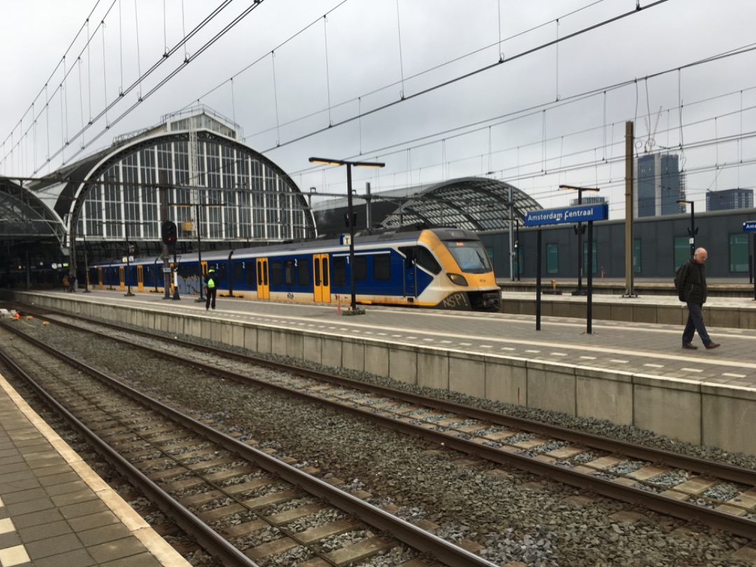 Joran on Train Siding: Ik heb 4 verschillende Nederlandse treinen met grafffiti genomen in Amsterdam Centraal. Bij sommige van die treinen is de graffiti
moeilijk te...