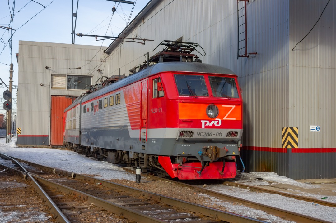 CHS200-011 on Train Siding: So, this is one of the 12 fastest electric locomotives in Russia: ChS200-011, of the same name with a similar profile.